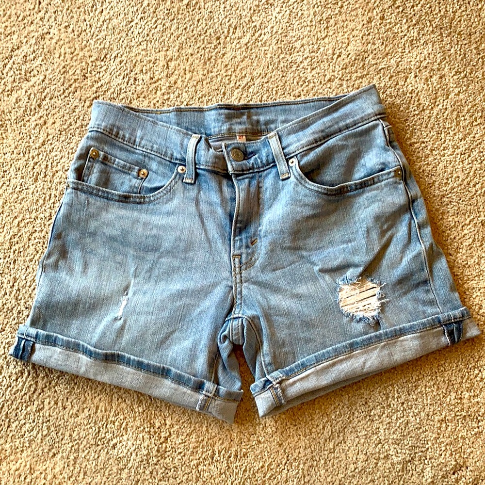 {Levi’s} light wash jean shorts 27